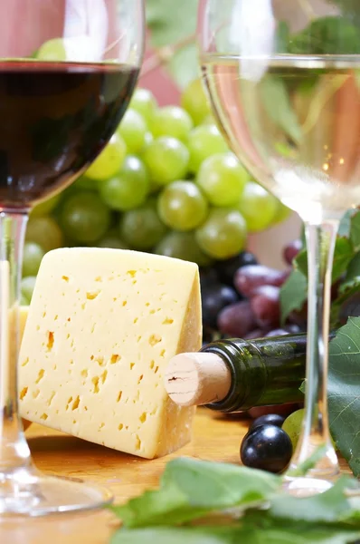 Натюрморт из вина и сыра — стоковое фото
