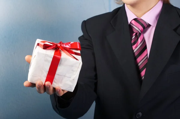Man holiday and offering a gift on his hand — Stock Photo, Image