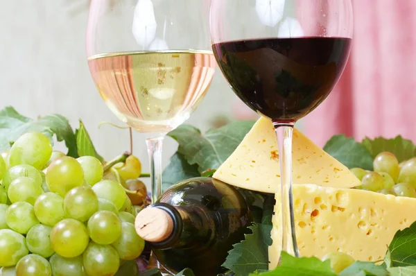 Anggur dan keju masih hidup. — Stok Foto