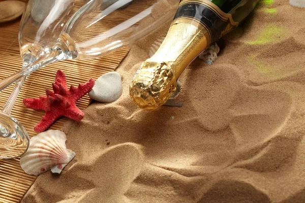 Шампанское сверкающее на пляже — стоковое фото
