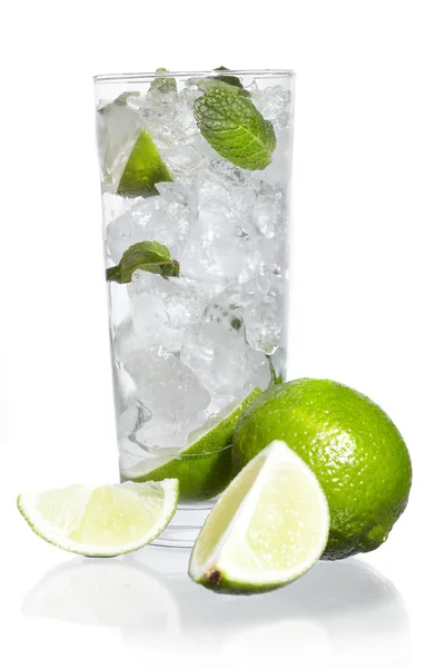 Menta, vodka con hielo de lima —  Fotos de Stock