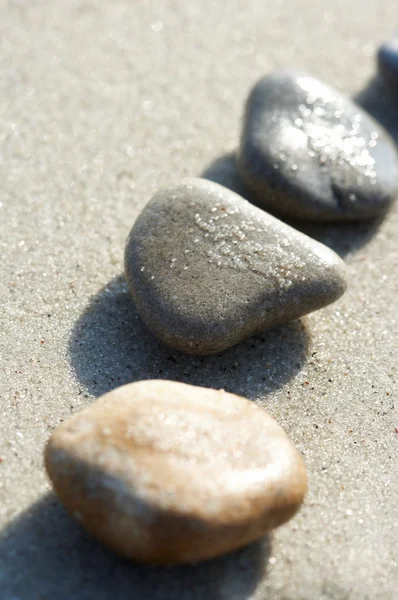 Stenar på sanden vid havet, en sten — Stockfoto