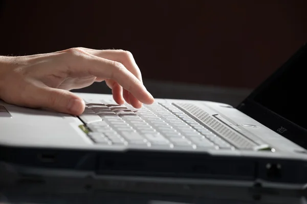 Manos masculinas escribiendo en un portátil — Foto de Stock