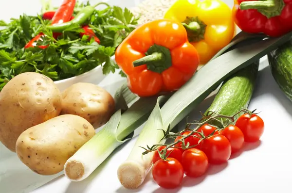 Свежие овощи, фрукты и другие продукты питания . — стоковое фото