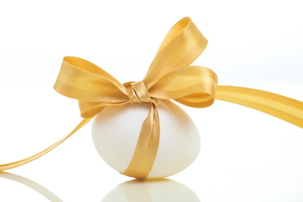 Easter egg with a bow — Stock Photo, Image