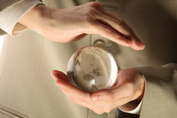 Biznesmen posiadania mini globe — Zdjęcie stockowe
