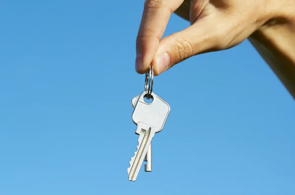 Hand keys in the blue skies — Stock Photo, Image