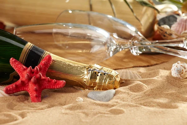 Champagne mousserande på en strand — Stockfoto