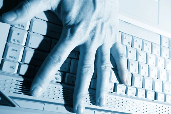 Nahaufnahme der Hand beim Berühren von Computertasten während der Arbeit — Stockfoto