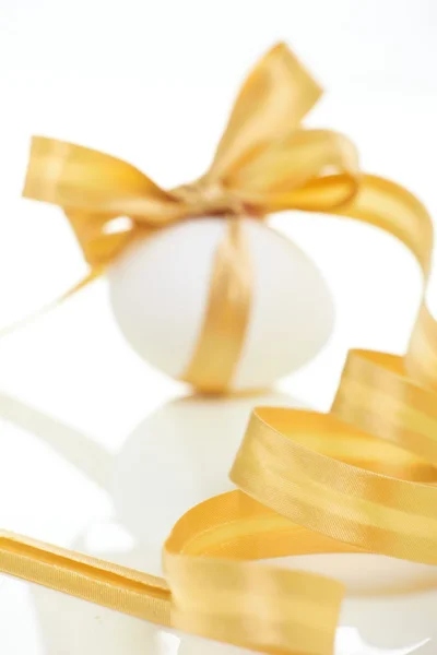 Пасхальне яйце з бантом золотим — стокове фото