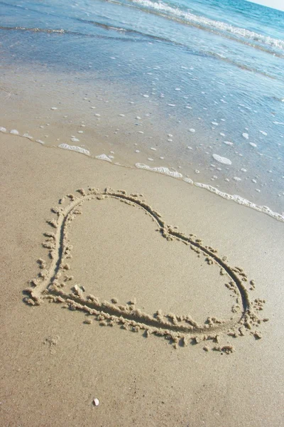 Corazón dibujado sobre arena, costa — Foto de Stock