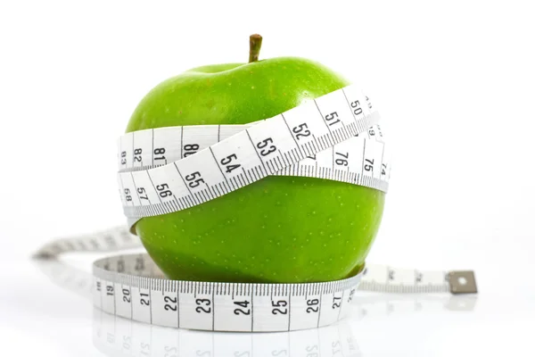 Зеленые яблоки измеряют метр, спортивные яблоки — стоковое фото