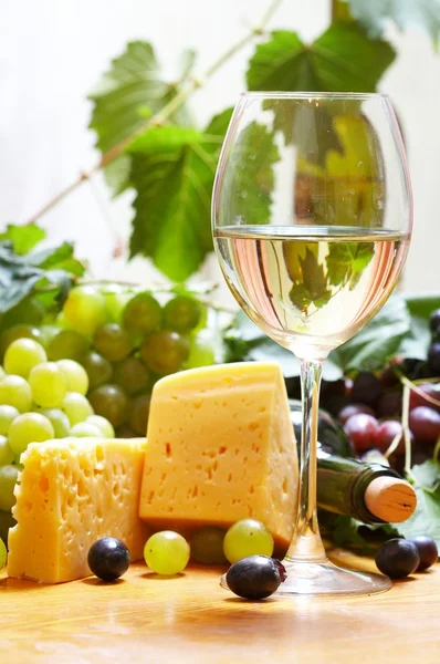 Víno a sýr zátiší — Stock fotografie