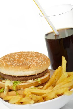 patates kızartması ve kola yakın çekim hamburger yemek eşliğinde