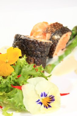 Biberiye kavrulmuş kuşkonmaz ile Somon