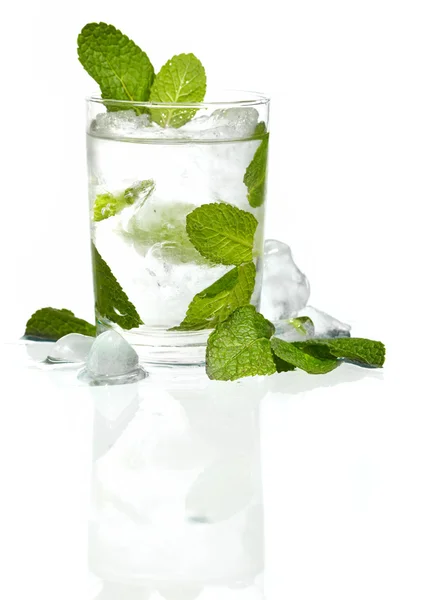 Vodka con hielo de menta —  Fotos de Stock
