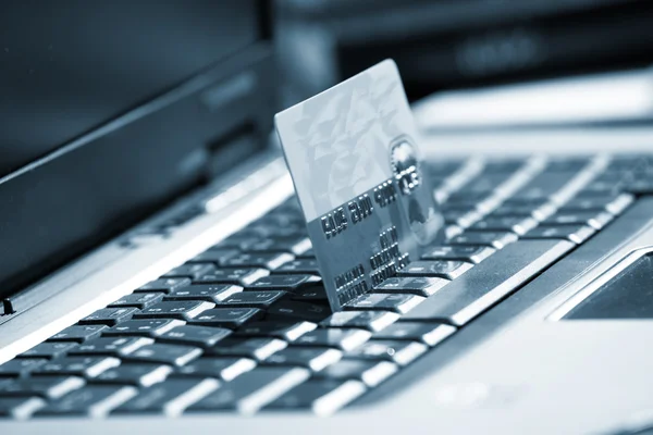 Cartão de crédito pronto para pagamento no teclado — Fotografia de Stock
