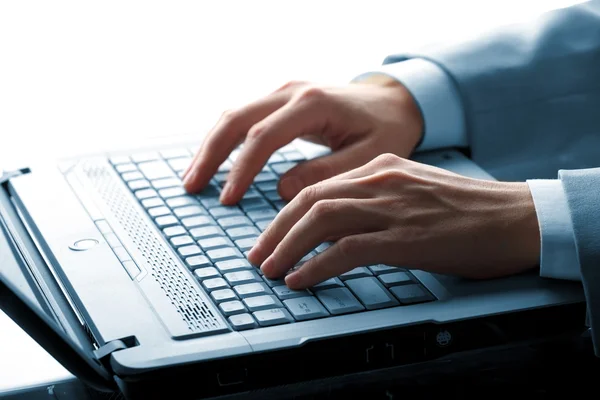 ノートパソコンに入力する男性の手 — ストック写真
