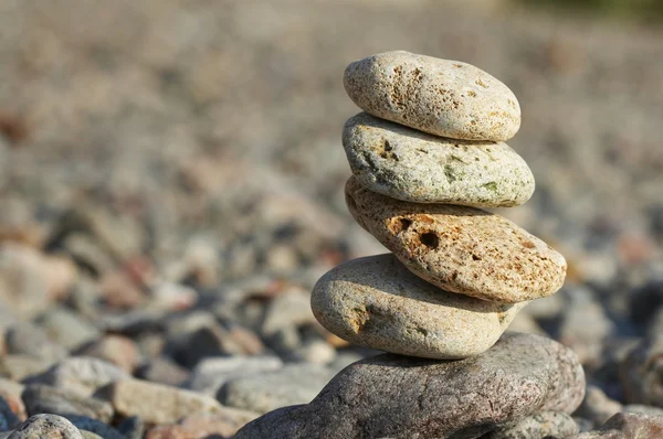 Piedras combinadas en pirámide, zen —  Fotos de Stock