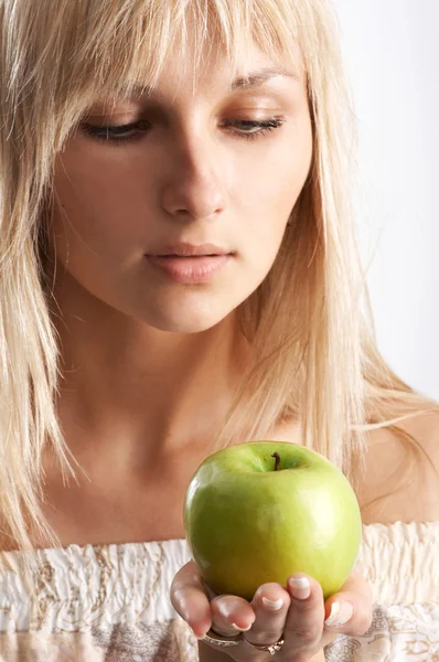 La ragazza con una mela — Foto Stock