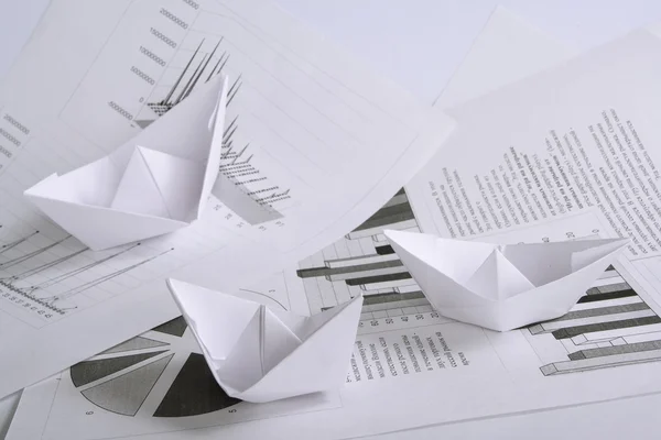Concepto empresarial, barco de papel y documentos — Foto de Stock
