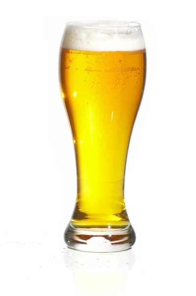Beyaz arka planda köpüklü bir bardak bira. — Stok fotoğraf