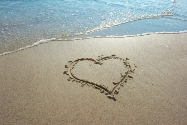 Serce rysowane na piasku, wybrzeże — Zdjęcie stockowe