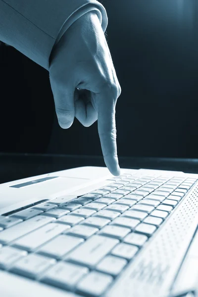Close-up de mão tocando chaves do computador durante o trabalho — Fotografia de Stock