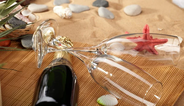 Champagne pétillant sur une plage — Photo