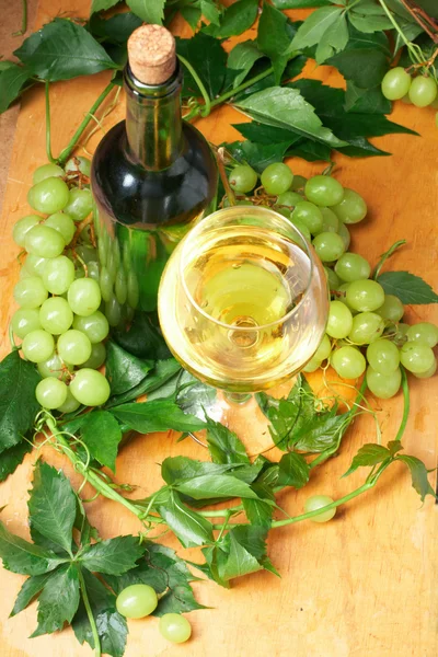 ワインの試飲のためにボトルのワインのガラス — ストック写真