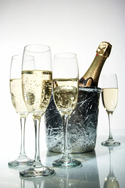 Flautas de champán y cubo de hielo — Foto de Stock