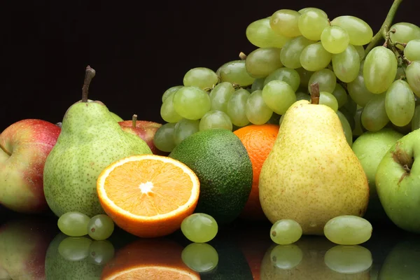 Различные фрукты полезны для здоровья, натюрморта — стоковое фото