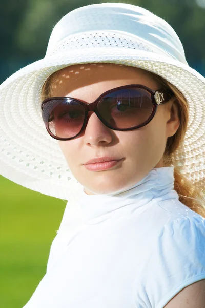 Dame in hoed — Stockfoto