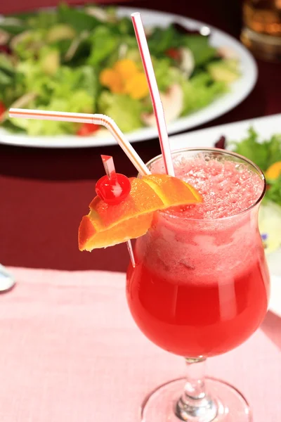 Rød cocktail – stockfoto
