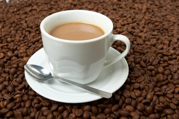 Tasse avec café, coûtant sur grain de café — Photo
