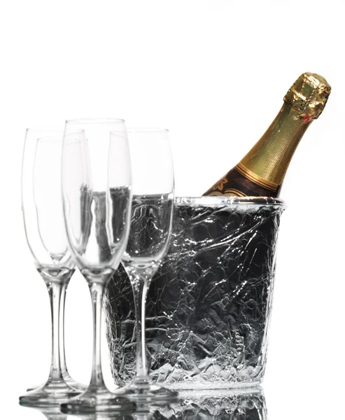 Флаєри шампанського та льодове відро — стокове фото