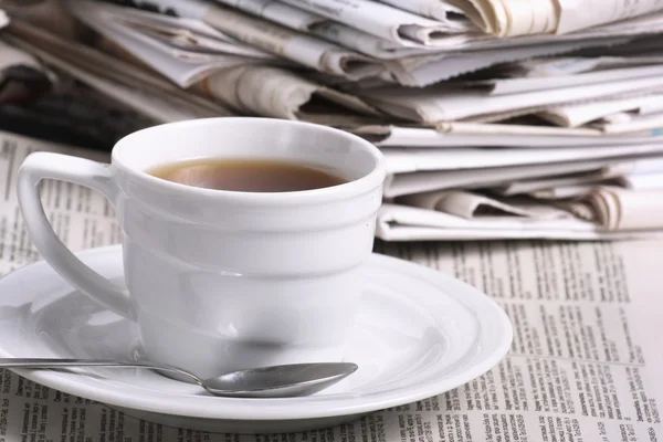 Filiżanka kawy na papier firmy poranek — Zdjęcie stockowe