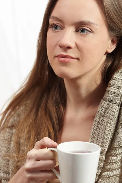 Женщина с чашкой чая — стоковое фото