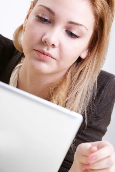 Vrouw met een pc touchpad — Stockfoto