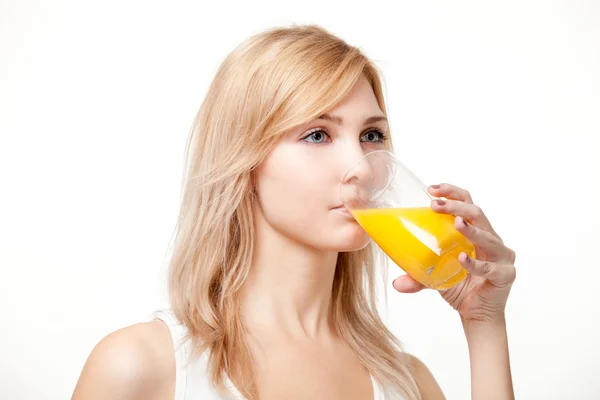 Jeune femme avec du jus d'orange — Photo