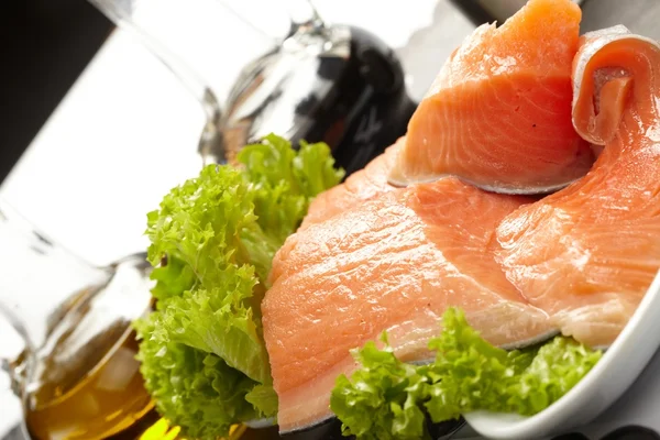 Филе сырого лосося с салатом — стоковое фото