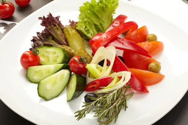 Verse groenten op het bord — Stockfoto