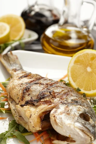 Fish with lemon — Stock Photo, Image