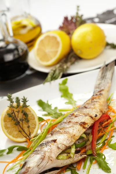 Ryby se zeleninou a citronem — Stock fotografie