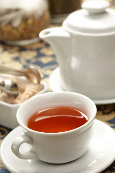 Tasse Tee mit einer Teekanne Stockbild