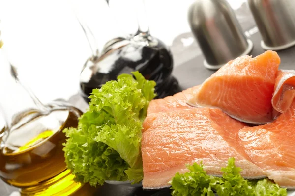 Raw salmon fillet with lettuce — Stock Photo, Image