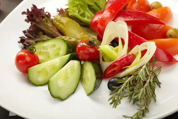 Verduras frescas en el plato —  Fotos de Stock