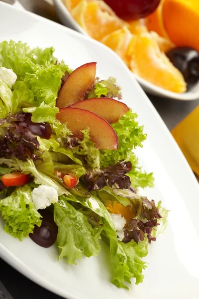 Salada de frutas com alface — Fotografia de Stock