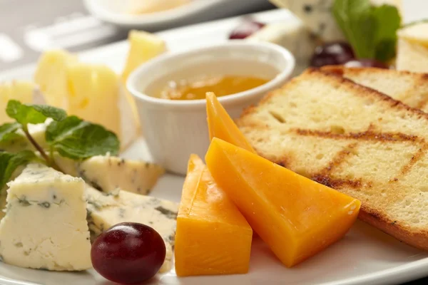 Käseteller mit Trauben und Honig — Stockfoto