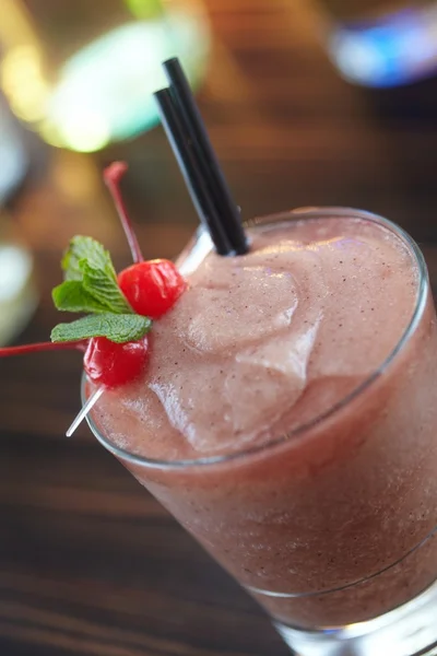 Cocktail com cereja e hortelã — Fotografia de Stock